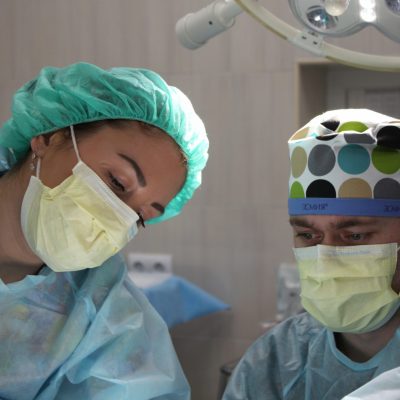 surgeons-performing-surgery-2324837